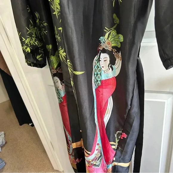 EUC vintage Geisha silky feel robe. Bought in Hong Kong. One size. Beautiful! - Picture 2 of 7